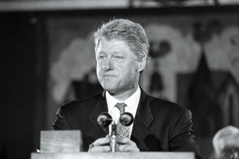 USA president Bill Clinton Riias.