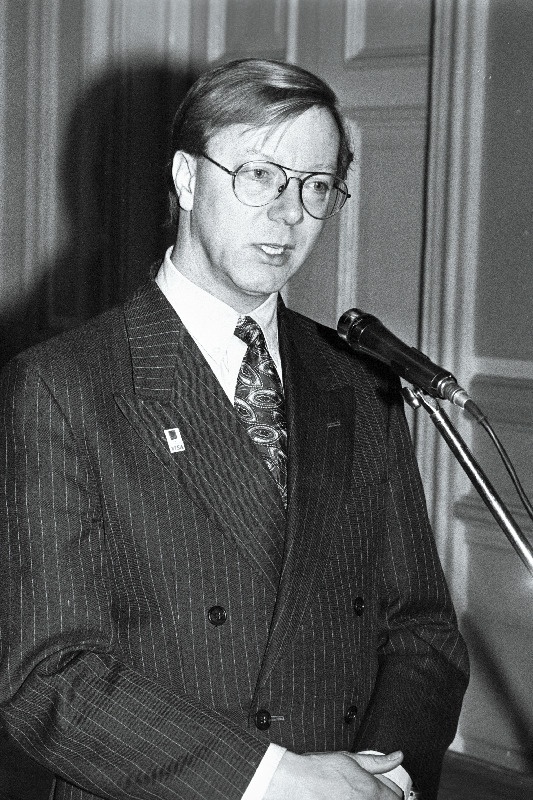 VISA asepresident Richard A. Cullen.