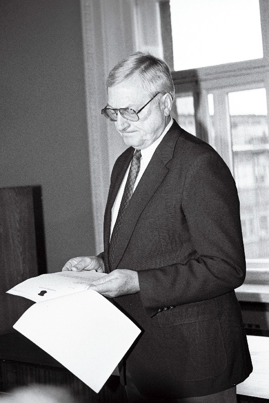 A. Einselni pressikas.