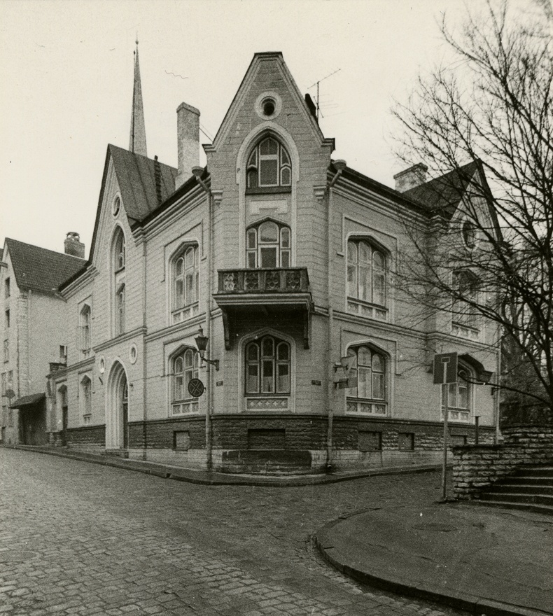 Elamu vanalinnas, vaade hoonele nurgalt. Arhitekt Rudolf Knüpffer, ü/e Eugen Habermann