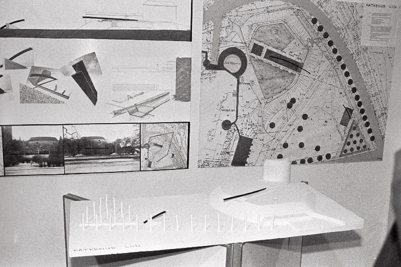 Parvlaeval Estonia kukkunute mälestusmärgi "Katkenud liin" makett.