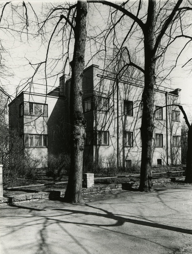 Korterelamu Kadriorus Weizenbergi tn, hoone vaade üle tänava, ees kaks puud. Arhitekt Eugen Habermann