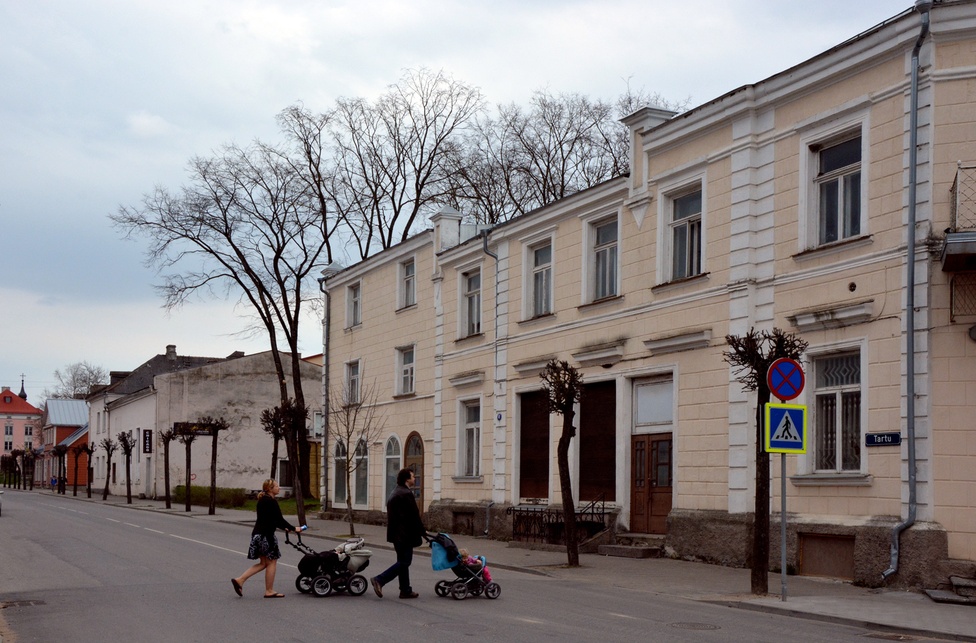 Photo. View from the north of Tartu Street, the northern entrance of the pharmacy building in the 1920s rephoto