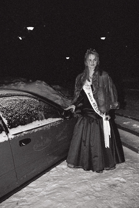 Karin Kitse Eesti Miss'93 kingitud autoga Honda.