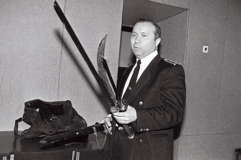 Täitevameti peadirektori asetäitja Valeri Kravets demonstreerib vangide toodangut.