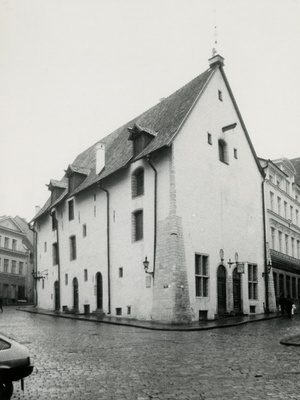Pakkhoone vanalinnas, hoone vaade nurgalt  similar photo