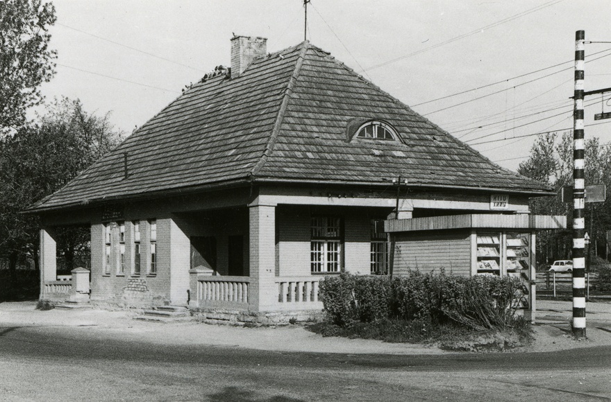 Hiiu raudteejaam, vaade hoone nurgalt, ees paremal kiosk