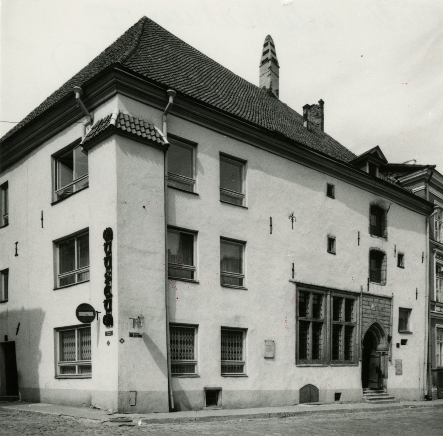 Tallinna Linnamuuseumi hoone, vaade hoone nurgalt