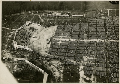 Laululava (hävinud), õhuvaade lauluväljakule, laulukaar vasakul. Arhitekt Karl Burman  duplicate photo