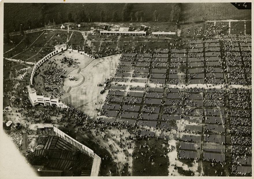 Laululava (hävinud), õhuvaade lauluväljakule, laulukaar vasakul. Arhitekt Karl Burman