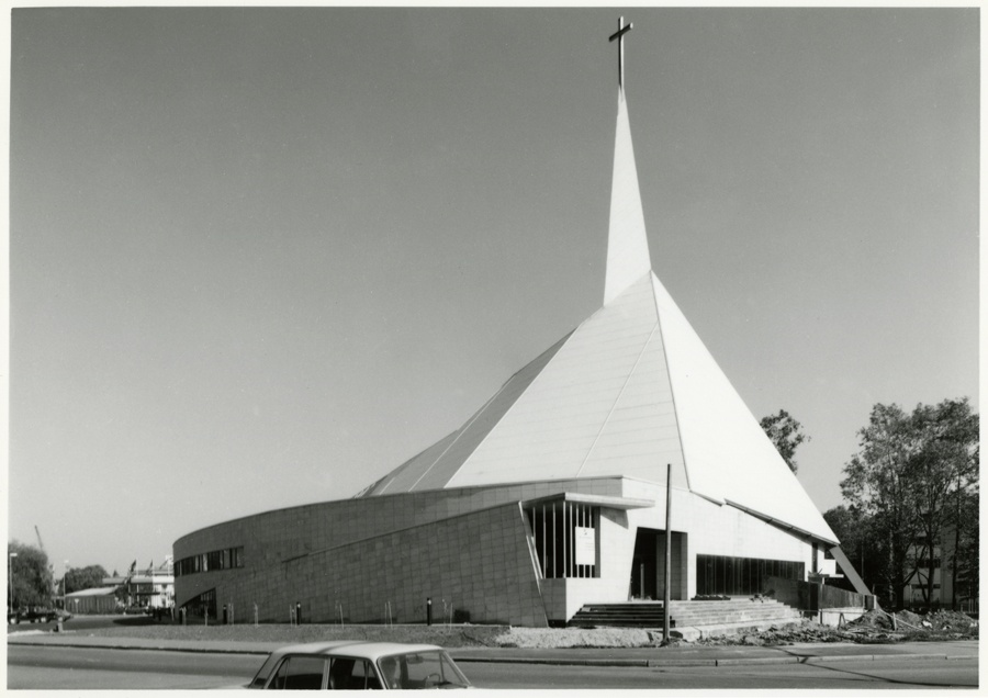 Balti Metodisti Keskus (Metodisti kirik), vaade peasissekäigule. Arhitektid Vilen Künnapu, Ain Padrik (AB Künnapu & Padrik)