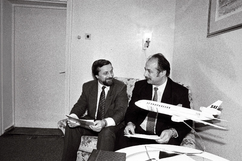 Estonian Air peadirektor A. Oidsalu, "Latvias" president Janis Dinevics.