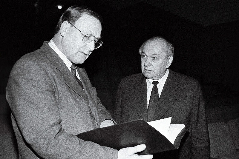 Eenok Kornel, Heinrich Schneider.