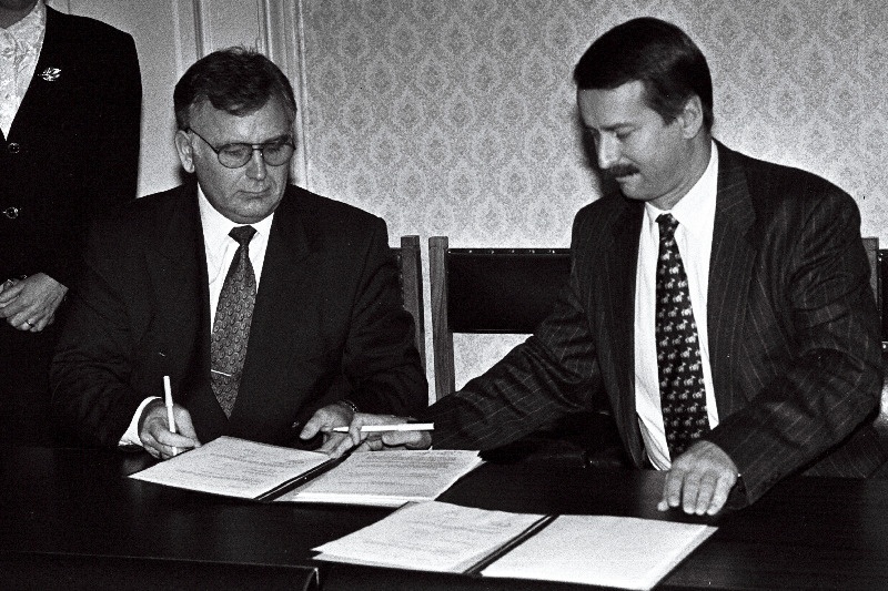 Tiit Vähi, Siim Kallas, KMÜ ja Reformierakond sõlmisid koalitsiooni lepingu.