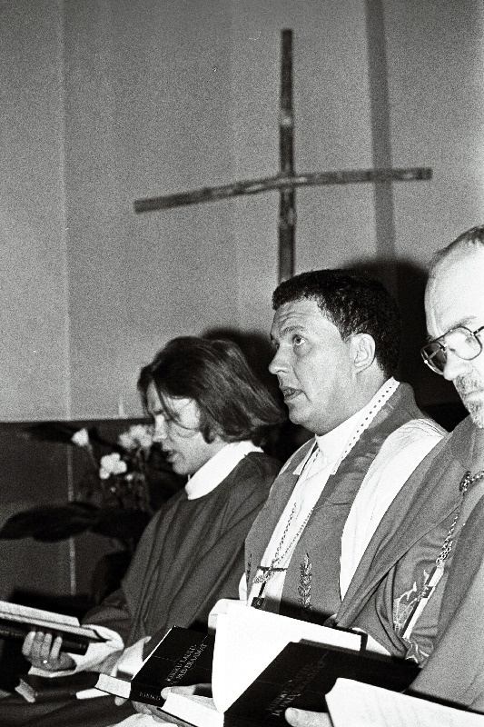 Illar Hallaste jt ning leerilapsed Kaarli kirikus.