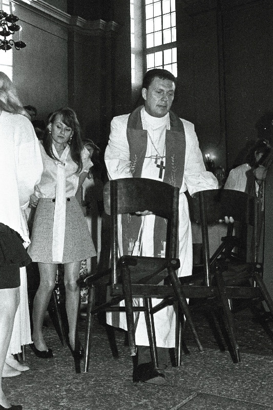 Illar Hallaste jt ning leerilapsed Kaarli kirikus.