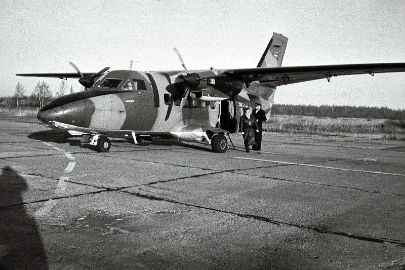 Lennuk L-410 Sauga lennuväljal.