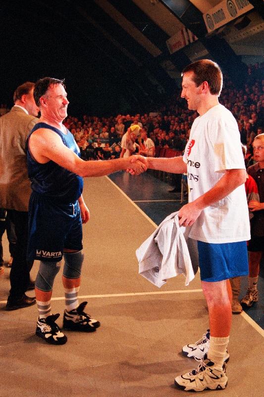 T. Soku austamisõhtu, korvpallur Tiit Sokk. Vasakul Aleksei Tammiste.