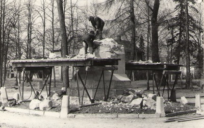 Foto. Fr. R. Kreutzwaldi mälestussamba aluse lammutamine. Võru, 1987.  similar photo