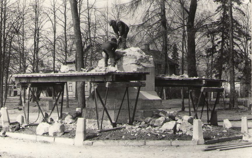 Foto. Fr. R. Kreutzwaldi mälestussamba aluse lammutamine. Võru, 1987.