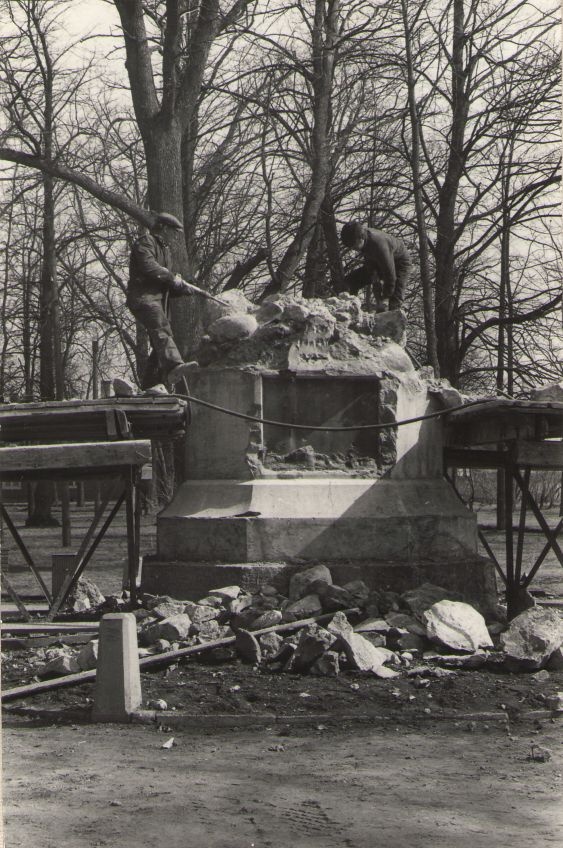 Foto. Fr. R. Kreutzwaldi mälestussamba aluse lammutamine. Võru, 1987.