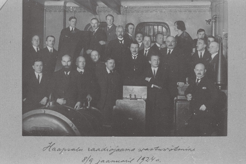 Haapsalu raadiojaama vastuvõtmine. Vastuvõtukomisjon jõujaamas. Paremalt 1. Posti-, Telegraafi- ja Telefoni Valitsuse töötaja Eduard Laban, 2.insener Richard Mitt, 6. töö- ja hooldekandeminister O. Amberg, 9. Posti-, Telegraafi- ja Telefoni Valitsuse direktor H. Rikand, 13. ajakirjanik Visman, 14. Posti-, Telegraafi- ja Telefoni Valitsuse insener P. Etruk, 15. Haapsalu raadiojaama juhataja Ernst Laurmann, 16. insener Paul Butte, 17. Jaama raadiotelegrafist Ed.Vidrikson, 18. sädetelegraafikompanii leitnant Hugo Enok, 24. jaama motorist Punn.