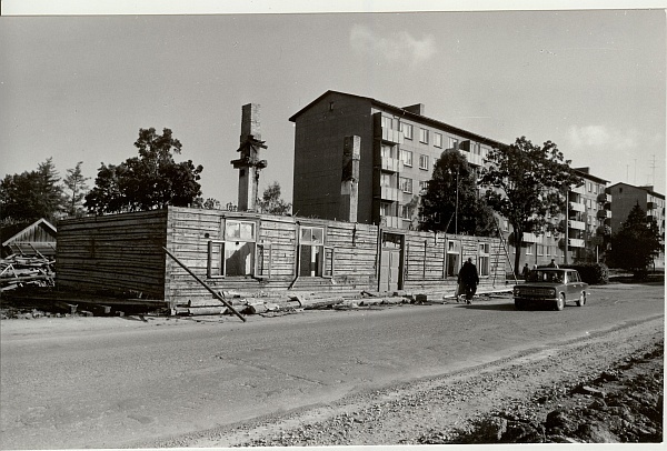 foto, puumaja lammutamine Paide Pärnu t. 1990.a.