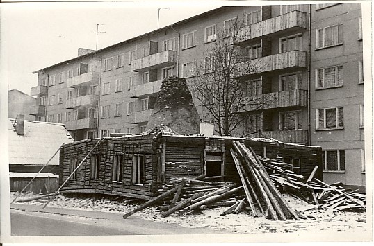 foto, maja lammutamine Paides Pärnu t. 1968.a.