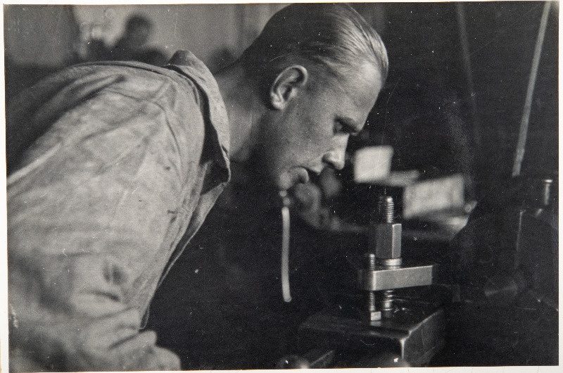 Eesti Vabariigi Sõjaväe Tehnikakool.Lipnik F.Saar valmistab treipingil käsirelvale uut osa  Rahumäe relvalao töökojas.