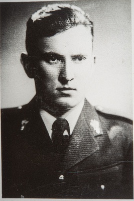 Eesti Vabariigi Sõjaväe Tehnikakool.Käsirelvaklassi lõpetanud nooremleitnantide portreefotod. Arnold Kivimäe.  duplicate photo