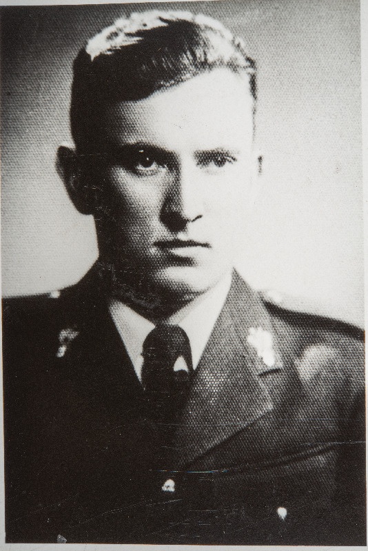 Eesti Vabariigi Sõjaväe Tehnikakool.Käsirelvaklassi lõpetanud nooremleitnantide portreefotod. Arnold Kivimäe.