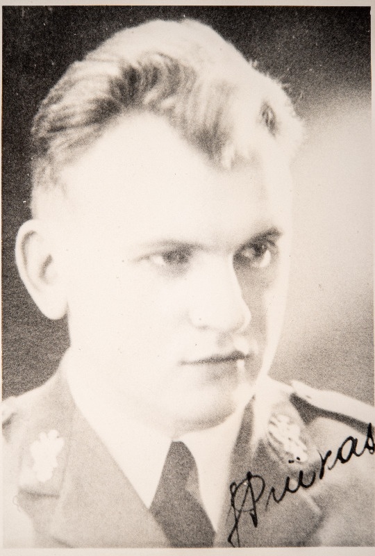 Eesti Vabariigi Sõjaväe Tehnikakool.Pürotehnikaklassi lõpetanud nooremleitnantide portreefotod. Johannes Priikask (1912-1975).