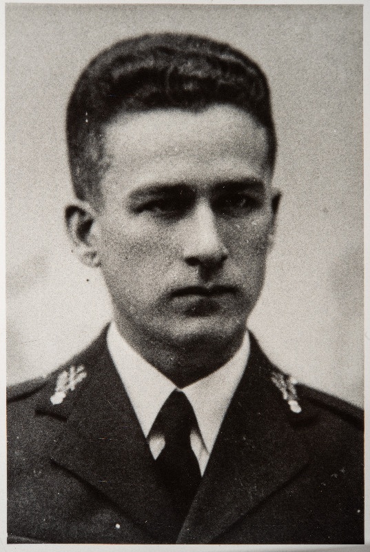 Eesti Vabariigi Sõjaväe Tehnikakool.Pürotehnikaklassi lõpetanud nooremleitnantide portreefotod. Mart Purgas.