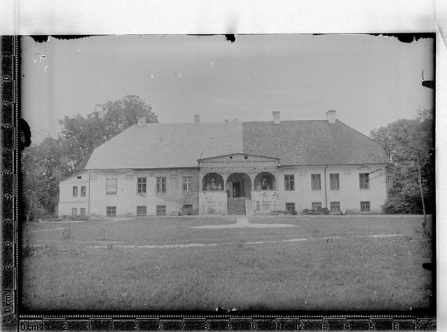 Helme mõisa hoone peasissekäik