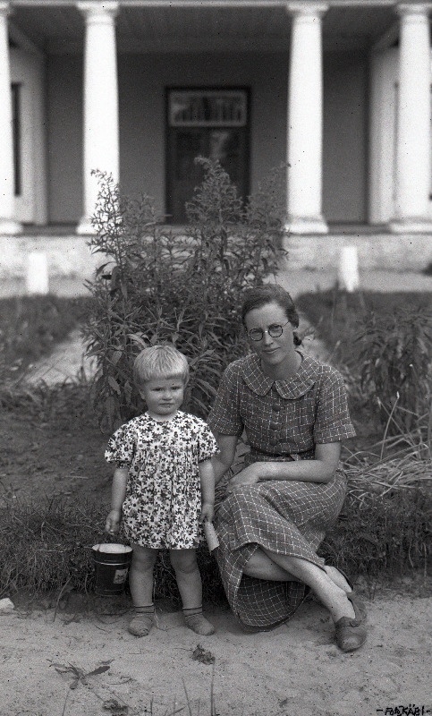 Ema tütrega.