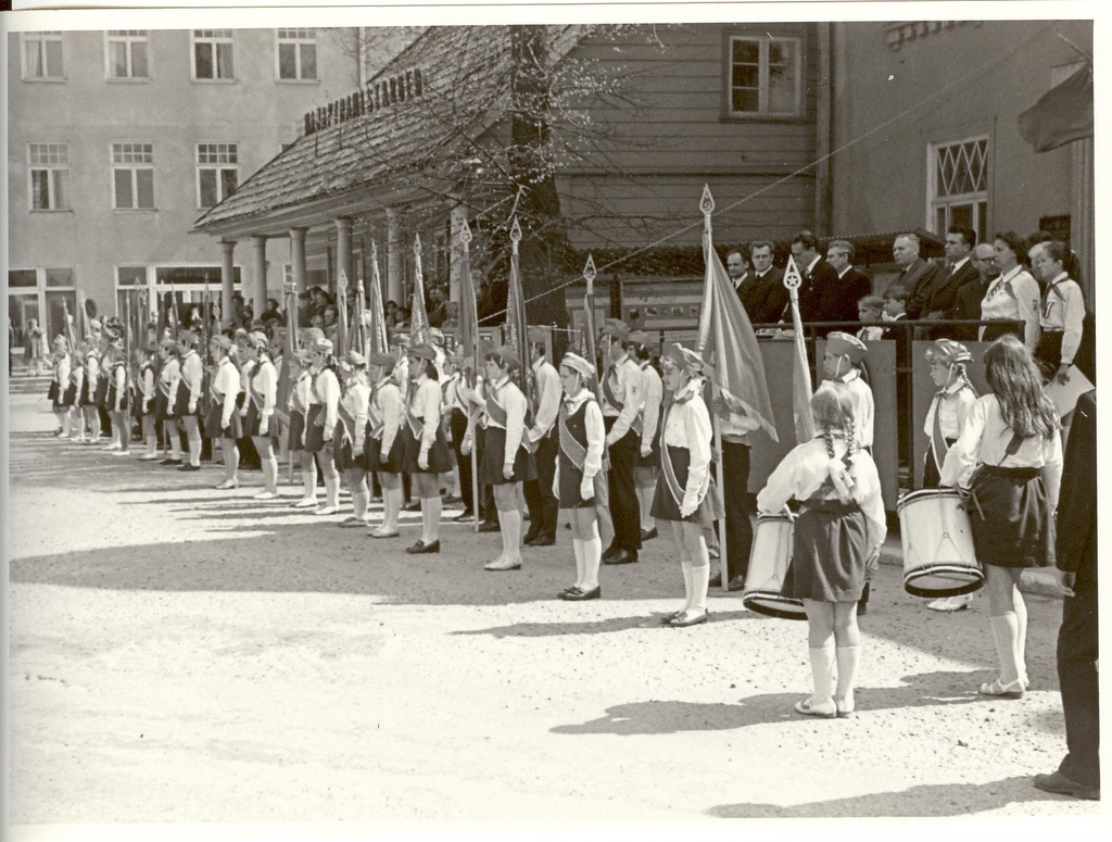 foto, pioneeriorganisatsiooni 50. aastapäevale pühendatud paraad Paides 1972.a.