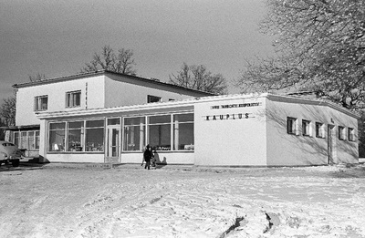 Uus kohvik-söökla ja universaalmagasini hoone Ed. Vilde nimelise kolhoosi keskuses.  similar photo