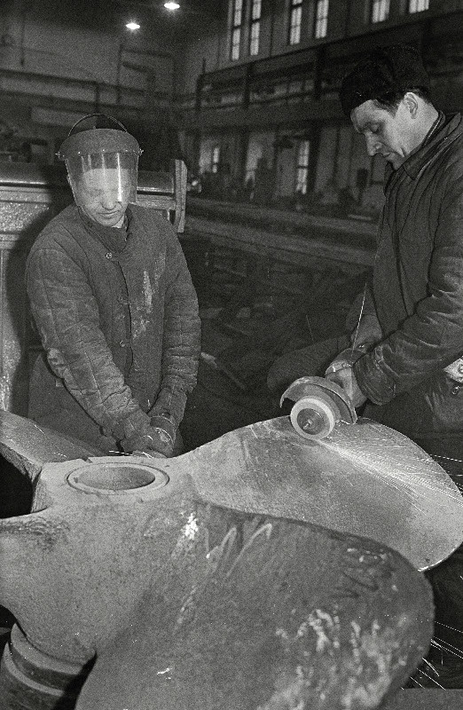 Lenini ordeniga autasustatud kommunistliku töö eesrindlane Tallinna Laevaremonditehase brigadir Leo Sirel (paremal) töötamas.
