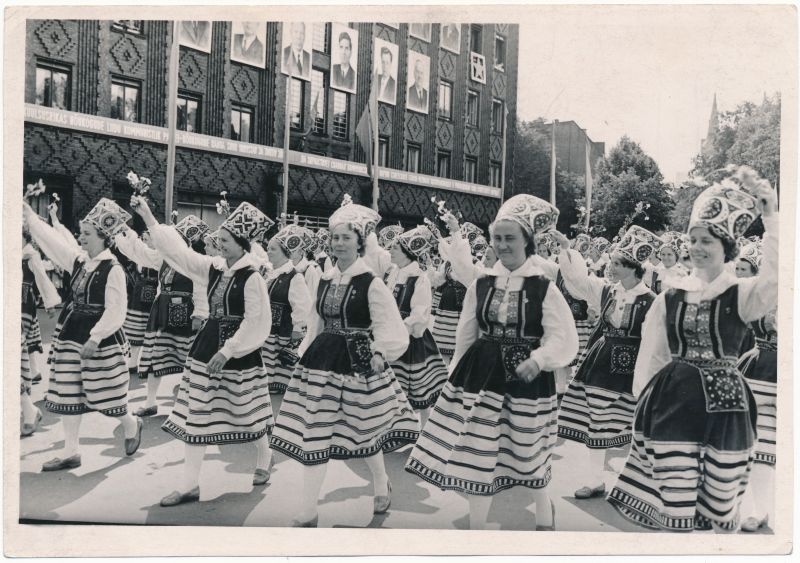 Foto. Nõukogude Eesti 20. aastapäeva pidustustel osalejad. (Rahvatantsijad võiduväljakul). Foto: E. Norman. 1960.