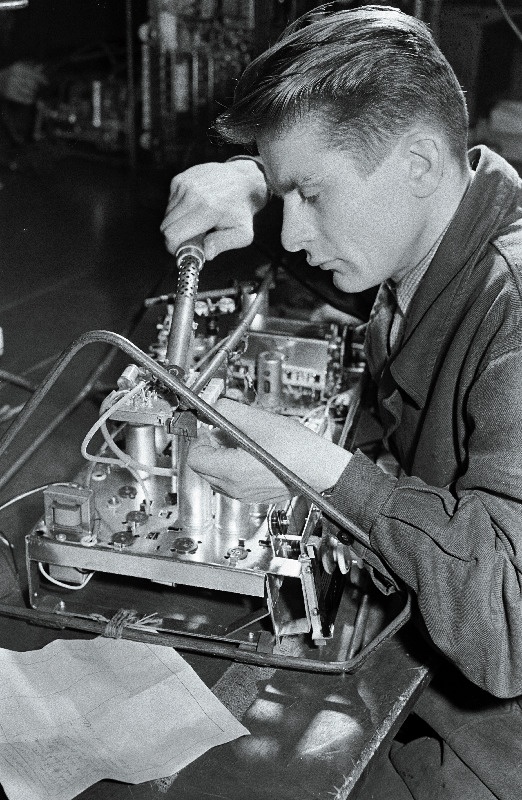 Raadiotehase Punane Ret monteerija kommunistliku töö lööklane Eduard Markov töötamas.