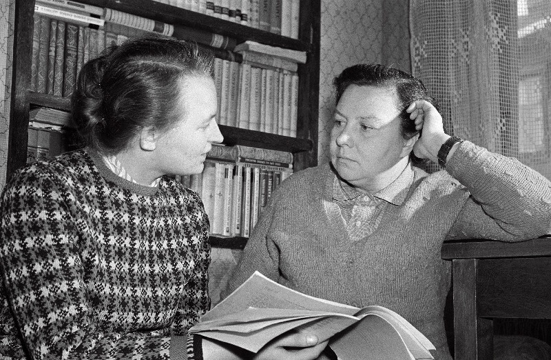 Tallinna 1. Keskkooli eesti keele õpetaja Susanna Lepik (vasakul) õpilase ema Linda Kallastega vestlemas.