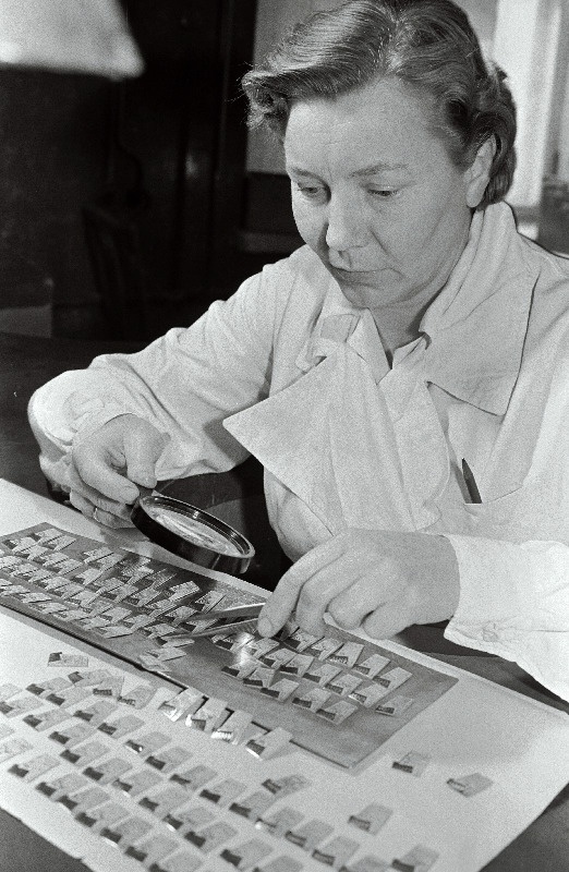 Tallinna Juveelivabriku emailimistsehhi vahetusmeister Irena Loit pärast emailimist märke kontrollimas.