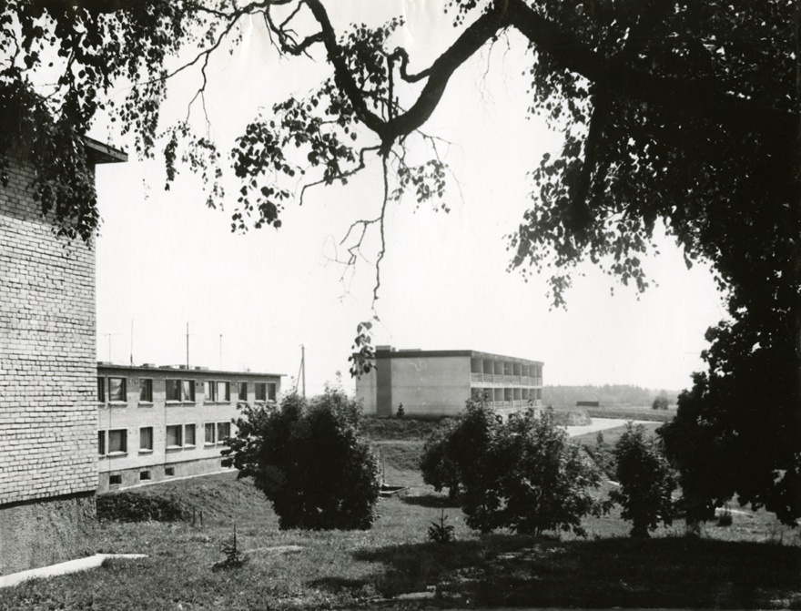 Kuremaa sovhoostehnikumi 8 korteriga elamud, vaade hoonetele