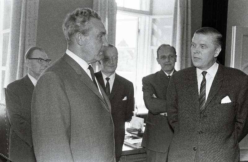 Soome kultuurinädalale Eesti NSV-sse saabunud Soome kultuuritegelaste delegatsioon vastuvõtul Eesti NSV Ministrite Nõukogu esimehe V. Klausoni juures, esiplaanil Valter Klauson (vasakul) ja Soome delegatsiooni juht J. Virolainen.