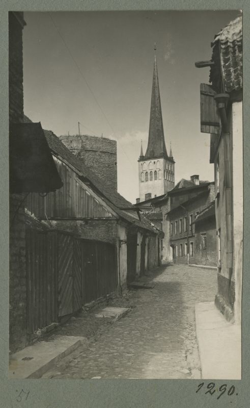 Tallinna vanalinn, vaade Oleviste kirikule Kooli ja Laboratooriumi tänavalt.