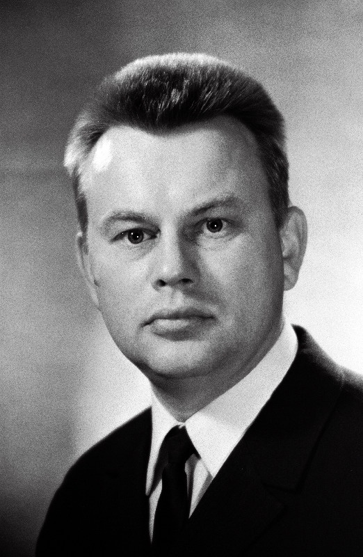 Ehala, Enn - Eesti NSV Ülemnõukogu kaheksanda koosseisu saadik, M.I. Kalinini nimelise ElektrotehnikaTehase lukksepp.