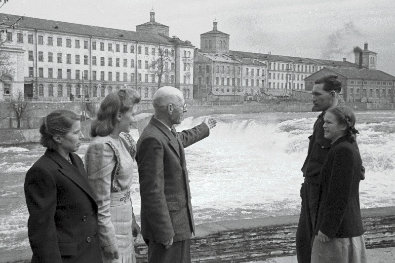 Puuvillakombinaadi „Kreenholmi Manufaktuur“ töötajad (vasakult) M. Tahtarova, A. Eidemiller, A. Trellmann, G. Nossov ja E. Robe.