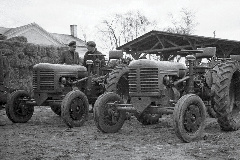 Jõgeva rajooni Palamuse Masina- ja Traktorijaama vaheltharimise traktorid HTZ-7.