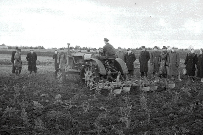 Põllumajandustehnika demonstreerimine Harju rajooni Saue Masina- ja Traktorijaamas.