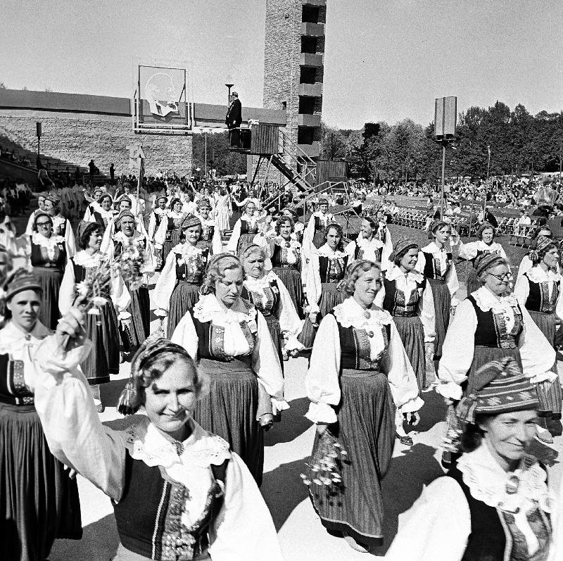 Eesti NSV XVI üldlaulupeo rongkäik Tallinna Lauluväljakul.